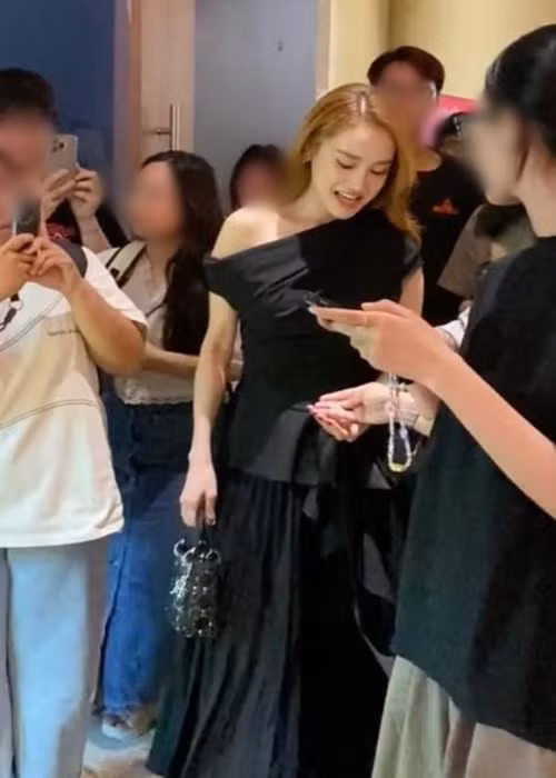 Nhã Phương qua camera thường tại một sự kiện tháng 7/2024 khiến nhiều khán giả phải ngưỡng mộ vì quá xinh. Ảnh: Thương Hiệu Pháp Luật.