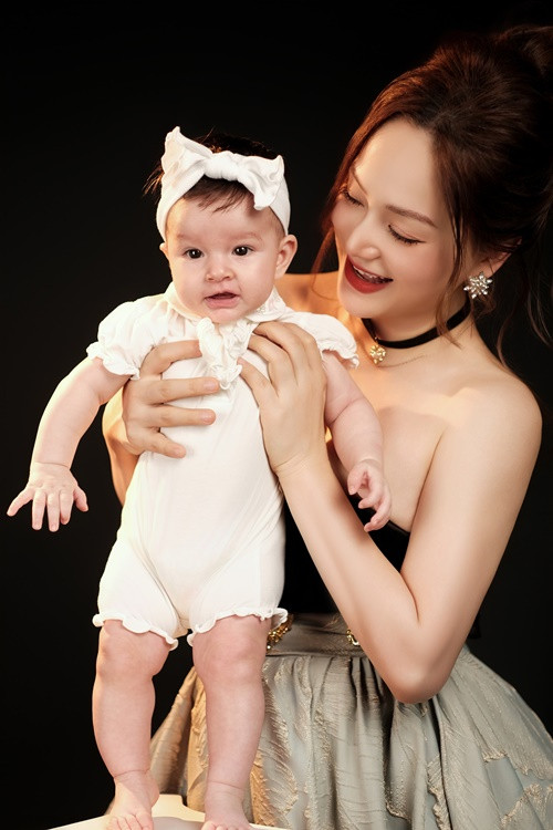 Từ khi em bé Mia tròn 5 tháng tuổi, Lan Phương đưa hai con vào Đà Nẵng đoàn tụ với chồng. Cô dự định đi lại giữa Đà Nẵng và Hà Nội để phù hợp công việc và cuộc sống. Một ngày của cô hiện chủ yếu xoay quanh việc chăm sóc bé Mia, đưa con gái lớn Lina đi học, luyện tập và kinh doanh.