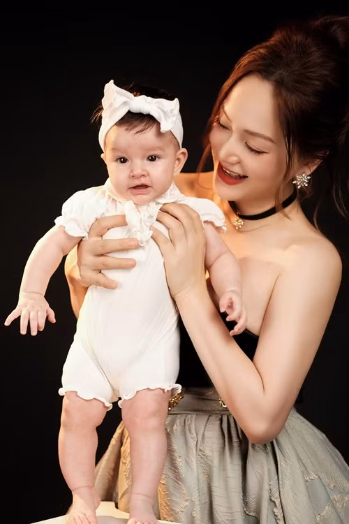 Từ khi em bé Mia tròn 5 tháng tuổi, Lan Phương đưa hai con vào Đà Nẵng đoàn tụ với chồng. Cô dự định đi lại giữa Đà Nẵng và Hà Nội để phù hợp công việc và cuộc sống. Một ngày của cô hiện chủ yếu xoay quanh việc chăm sóc bé Mia, đưa con gái lớn Lina đi học, luyện tập và kinh doanh.