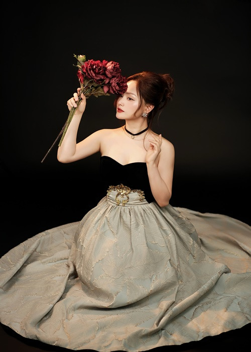 Lan Phương cho biết, lượng đồ ăn nạp vào cơ thể ít lại không ảnh hưởng đến lượng sữa của mẹ. Từ ngày luyện tập và điều chỉnh chế độ ăn, cô vẫn thấy đủ sữa cho con bú. Những lúc phải ra ngoài làm việc, không thể cho con bú trực tiếp, cô sẽ hút sữa 4-5 lần mỗi ngày để gửi về cho bé bú. Lan Phương muốn duy trì việc nuôi con hoàn toàn bằng sữa mẹ càng lâu càng tốt, ít nhất là cho đến khi bé tròn 6 tháng tuổi.