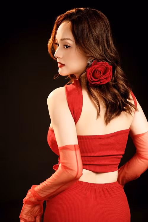 Dù chưa trở lại được số cân nặng như trước khi bầu, nữ diễn viên vẫn cảm thấy vui và phấn chấn hơn vì cơ thể đang trở nên săn chắc, giàu sức sống và cân đối hơn.