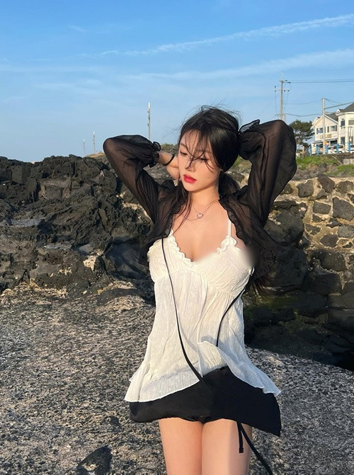 Game thủ nóng bỏng nhất Hàn Quốc trẻ trung ở đời thường.