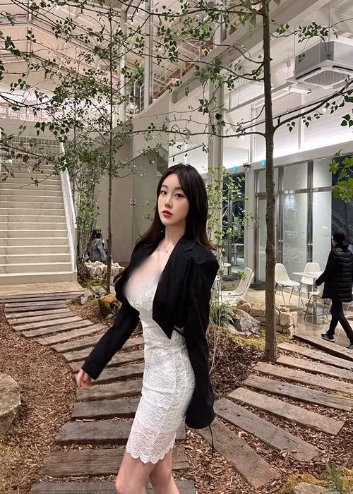 Ngoài làm game thủ, Sejin Ming còn là một người mẫu nội y.