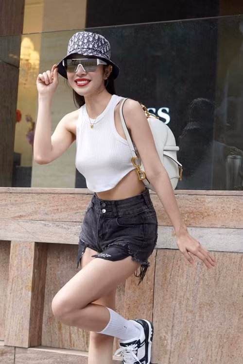 Năm đầu tiên, Thiên Hương kiếm được gần 30 triệu. Năm 2016, trong vòng 3 tháng, cô kiếm được 100 triệu, cũng trong năm đó, người đẹp kiếm được 1 tỷ. Khi có thu nhập ổn định, Thiên Hương mở tiệm làm móng. Ảnh: FB Thiên Hương.