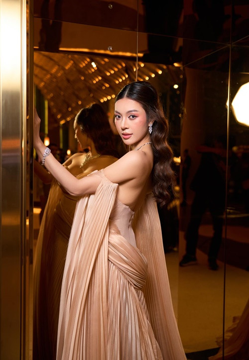 Về tin đồn phẫu thuật thẩm mỹ, Thiên Hương chia sẻ trên An Ninh Thủ Đô năm 2018: "Ảnh bị dân mạng lan truyền là khi tôi còn nhỏ tuổi, rất mập cách đây vài năm. Trưởng thành hơn ai cũng sẽ thay đổi trong khi tôi đã giảm gần 10 kg để hoàn thiện ngoại hình của mình thì làm sao tôi giống được với nhan sắc khi xưa”. Ảnh: FB Thiên Hương.