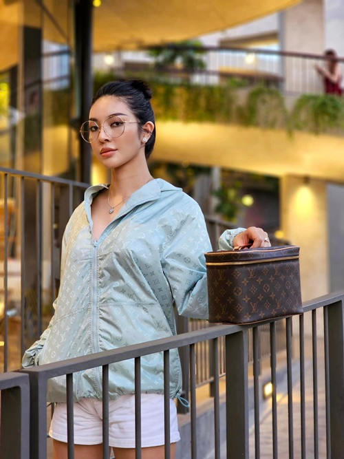 "Năm 18 tuổi, lúc ấy mình làm việc nửa năm ở TP.HCM và có dư được hơn 20 triệu đồng, sau đó mình dùng 18 triệu để nâng mũi. Nhưng chỉ trong vòng 6 tháng tiếp theo mình đã kiếm lại được 100 triệu đồng. Mình nghĩ rằng trong cuộc sống, khi bản thân cảm thấy tự tin hơn đã là động lực rất lớn, với gương mặt người châu Á thường mũi thấp nên thông thường mũi chỉ cần nâng cao một tí là đã đẹp và hài hòa”, chân dài chia sẻ trên Người Đưa Tin. Ảnh: FB Thiên Hương.