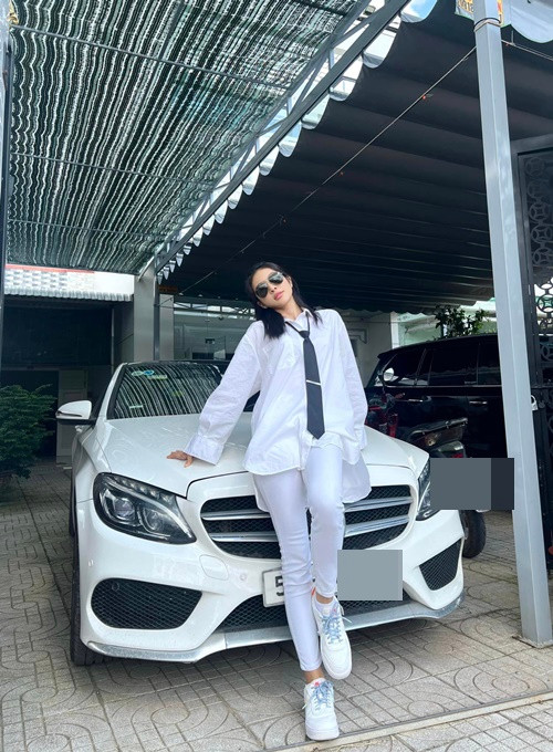 Năm 23 tuổi, Thiên Hương tậu một căn hộ 76m2, ở quận 7. Năm 24 tuổi, cô mua được xe hơi. Ảnh: FB Thiên Hương.