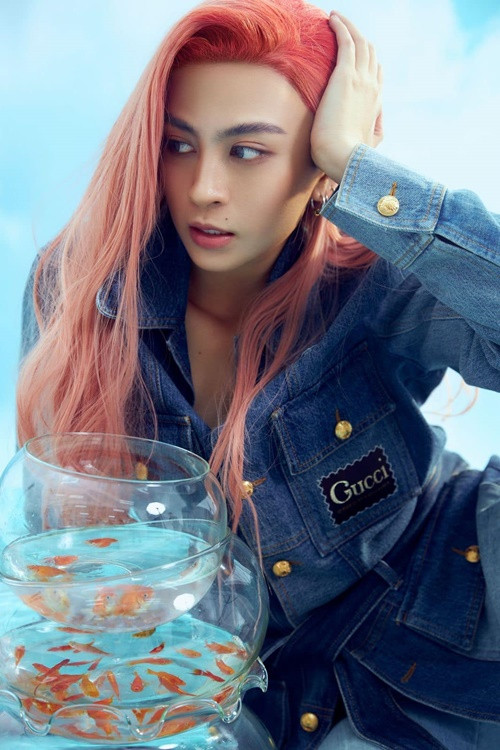 Khi Gil Lê theo đuổi phong cách tomboy, mẹ của nữ ca sĩ không cấm cản mà ngược lại, chỉ cần cô cảm thấy thoải mái, vui vẻ dù ở trong bất kỳ hình thức nào, bà cũng sẽ ủng hộ hết mình. Ảnh: FB Gil Lê.