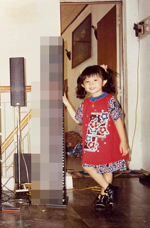 Giọng ca sinh năm 1991 để tóc dài, ăn mặc điệu đà ngày nhỏ. Ảnh: FB Gil Lê.