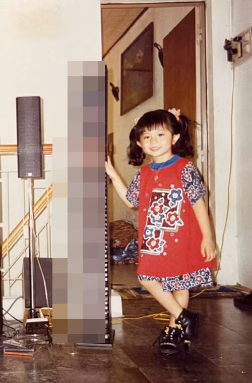 Giọng ca sinh năm 1991 để tóc dài, ăn mặc điệu đà ngày nhỏ. Ảnh: FB Gil Lê.