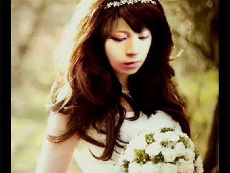 Hình ảnh Gil Lê để tóc dài thướt tha, mặc váy cô dâu khiến fan thích thú. Ảnh: Saostar.