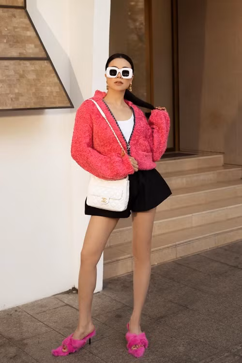 Mới đây, theo Pháp Luật TP HCM, TAND TP Thủ Đức đã mở phiên xét xử sơ thẩm vụ án dân sự về việc tranh chấp đòi tài sản. Nguyên đơn là doanh nhân Nguyễn Quang Tấn khởi kiện Trà Ngọc Hằng đòi bồi thường số tiền 2,5 tỷ. Ảnh: FB Trà Ngọc Hằng.