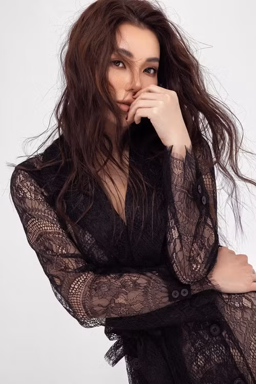 Tháng 4/2023, theo Znews, Tòa án Nhân dân quận 3 (TP.HCM) đã thụ lý đơn khởi kiện của ông Nguyễn Quang Tấn kiện người mẫu Trà Ngọc Hằng đòi 2,5 tỷ về tranh chấp hợp đồng vay tiền. Ảnh: FB Trà Ngọc Hằng.