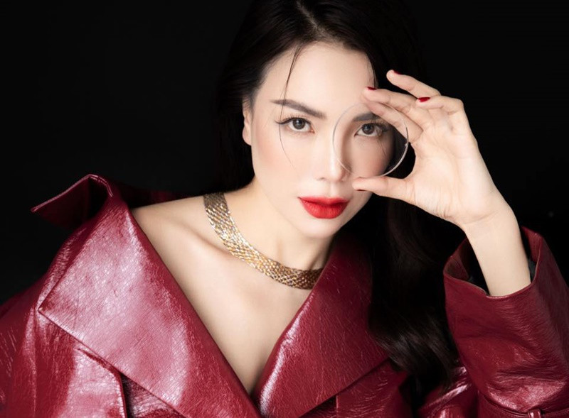 Theo Trà Ngọc Hằng, sau khi đóng lãi được 2 tháng, bạn trai Oanh Yến bắt đầu chậm đóng lãi nên cô bị vào nợ xấu ngân hàng, chiếc ô tô vay ngân hàng mua bị thu hồi. Trà Ngọc Hằng quyết định không trả 2,5 tỷ. Ảnh: FB Trà Ngọc Hằng.