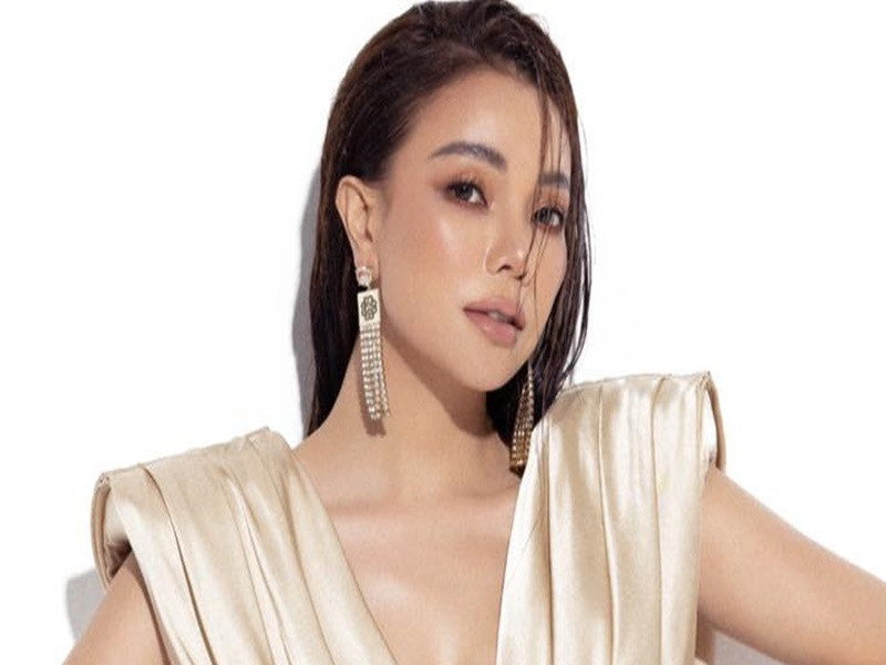 Quá trình giải quyết vụ án, bà Hằng giao nộp vi bằng là chứng cứ chứng minh cho lời trình bày là giữa ông Tấn và bà Hằng có thỏa thuận, ông Tấn hứa xử lý nợ xấu và mua xe cho bà Hằng. Cụ thể, trường hợp ông Tấn không đóng lãi được cho ngân hàng khiến bà Hằng nợ xấu tại ngân hàng thì bà Hằng không trả nợ, không trả lãi đối với số tiền 2,5 tỷ. HĐXX xem xét toàn bộ nội dung vi bằng nêu trên thì không nhận thấy thỏa thuận như bà Hằng trình bày. Ảnh: FB Trà Ngọc Hằng.