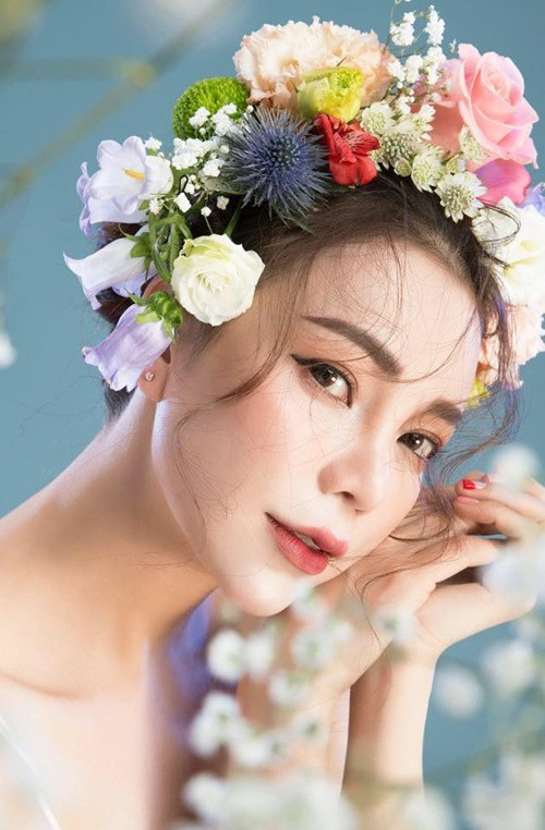 Theo hồ sơ, năm 2020, bà Hằng liên hệ ông Tấn để vay tiền kinh doanh. Ông Tấn giao cho bà Hằng miếng đất để làm tài sản đảm bảo cho khoản vay ngân hàng tổng cộng 13,2 tỷ. Sau khi giải ngân, bà Hằng nhận số tiền vay gốc là 2,5 tỷ, ông Tấn nhận số tiền vay gốc là 10,7 tỷ. Hai bên thỏa thuận cùng gom tiền lãi đóng ngân hàng nhưng sau một thời gian thì bà Hằng không đóng lãi như thỏa thuận, dẫn đến kiện tụng. Ảnh: FB Trà Ngọc Hằng.