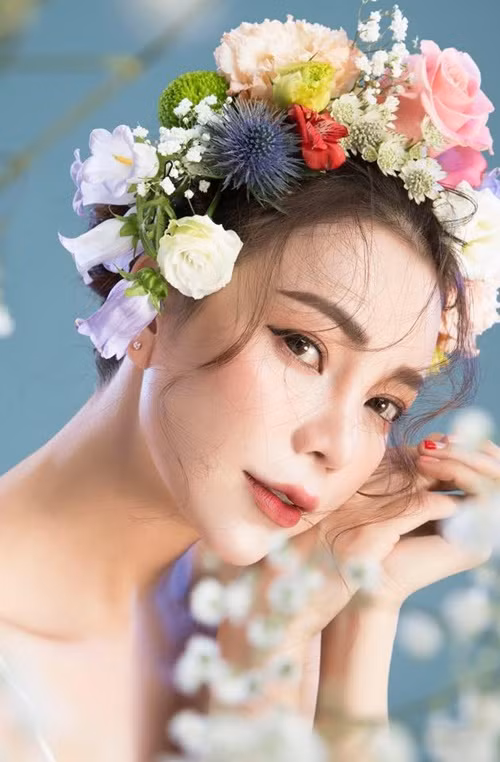 Theo hồ sơ, năm 2020, bà Hằng liên hệ ông Tấn để vay tiền kinh doanh. Ông Tấn giao cho bà Hằng miếng đất để làm tài sản đảm bảo cho khoản vay ngân hàng tổng cộng 13,2 tỷ. Sau khi giải ngân, bà Hằng nhận số tiền vay gốc là 2,5 tỷ, ông Tấn nhận số tiền vay gốc là 10,7 tỷ. Hai bên thỏa thuận cùng gom tiền lãi đóng ngân hàng nhưng sau một thời gian thì bà Hằng không đóng lãi như thỏa thuận, dẫn đến kiện tụng. Ảnh: FB Trà Ngọc Hằng.