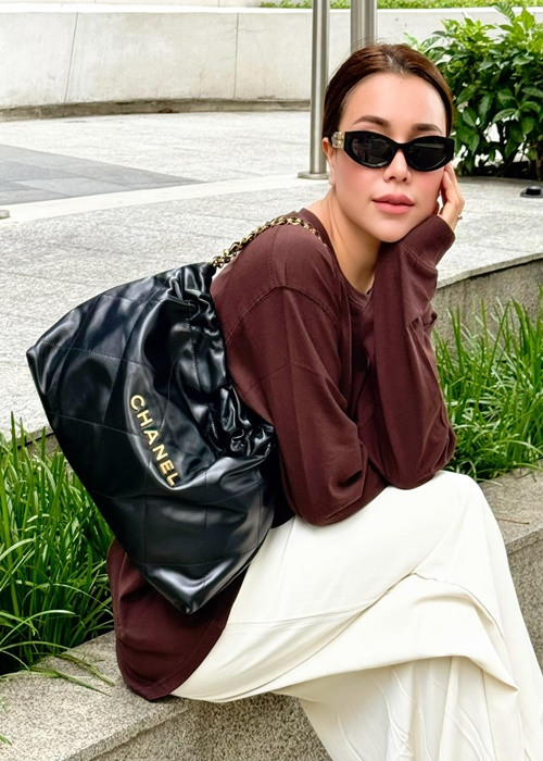 HĐXX nhận định, về khoản vay, cả hai xác nhận ông Tấn làm thủ tục để bà Hằng hợp thức hóa khoản vay 13,2 tỷ với ngân hàng. Căn cứ Điều 91, 92 BLTTDS, Điều 166 BLDS, HĐXX xác định ông Tấn là người thực tế trả khoản nợ vay 13,2 tỷ cho ngân hàng, bà Hằng có nhận 2,5 tỷ trong khoản vay 13,2 tỷ và ông Tấn có quyền đòi lại số tiền 2,5 tỷ. HĐXX tuyên chấp nhận toàn bộ yêu cầu khởi kiện của ông Tấn, buộc bà Hằng trả lại cho ông Tấn số tiền 2,5 tỷ. Ảnh: FB Trà Ngọc Hằng.