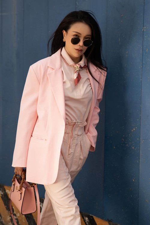 "Tôi cũng chia sẻ về tiến độ vụ kiện cho mọi người theo dõi. Tôi không làm gì sai nên không thấy ngại việc này. Sắp tới, tôi tiếp tục cập nhật cho đến khi vụ kiện có kết quả cuối cùng. Tôi có thể bị lừa 40 tỷ nhưng tuyệt đối không lừa ai một đồng nào”, Trà Ngọc Hằng nói thêm. Ảnh: FB Trà Ngọc Hằng.