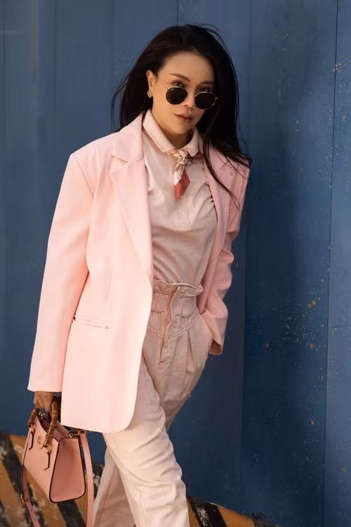 "Tôi cũng chia sẻ về tiến độ vụ kiện cho mọi người theo dõi. Tôi không làm gì sai nên không thấy ngại việc này. Sắp tới, tôi tiếp tục cập nhật cho đến khi vụ kiện có kết quả cuối cùng. Tôi có thể bị lừa 40 tỷ nhưng tuyệt đối không lừa ai một đồng nào”, Trà Ngọc Hằng nói thêm. Ảnh: FB Trà Ngọc Hằng.