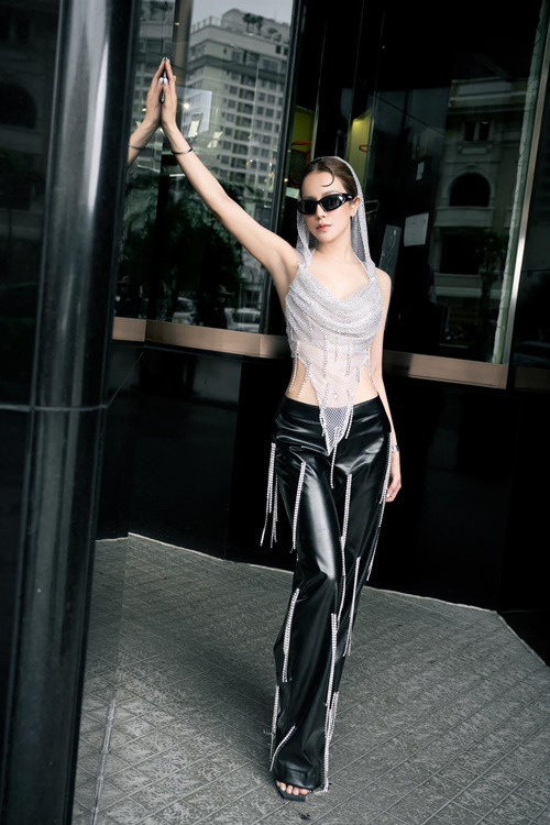 Diệp Lâm Anh xoá hết các status ồn ào với chồng cũ. Tuy nhiên, cô vẫn giữ lại status cà khịa nhân tình cũ của Đức Phạm. “Bởi cô ta cướp bố của con em, em ghét cô ta và em cũng ghét cả anh. Nhưng lâu dần thì em chỉ ghét cô ta thôi, em bớt ghét anh đi bởi anh nhiều lúc rất là đáng yêu và em không ghét anh nhiều hơn được”, Diệp Lâm Anh bày tỏ. Ảnh: FB Diệp Lâm Anh.