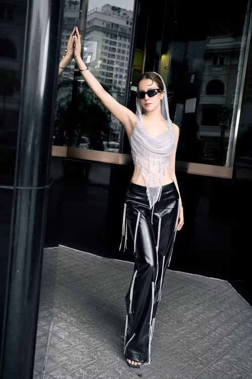 Diệp Lâm Anh xoá hết các status ồn ào với chồng cũ. Tuy nhiên, cô vẫn giữ lại status cà khịa nhân tình cũ của Đức Phạm. “Bởi cô ta cướp bố của con em, em ghét cô ta và em cũng ghét cả anh. Nhưng lâu dần thì em chỉ ghét cô ta thôi, em bớt ghét anh đi bởi anh nhiều lúc rất là đáng yêu và em không ghét anh nhiều hơn được”, Diệp Lâm Anh bày tỏ. Ảnh: FB Diệp Lâm Anh.