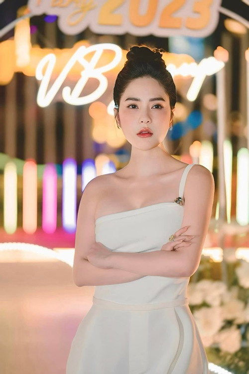 Mỗi tháng, Đoàn Di Băng biếu bố mẹ chồng 200 triệu. Ảnh: FB Đoàn Di Băng.