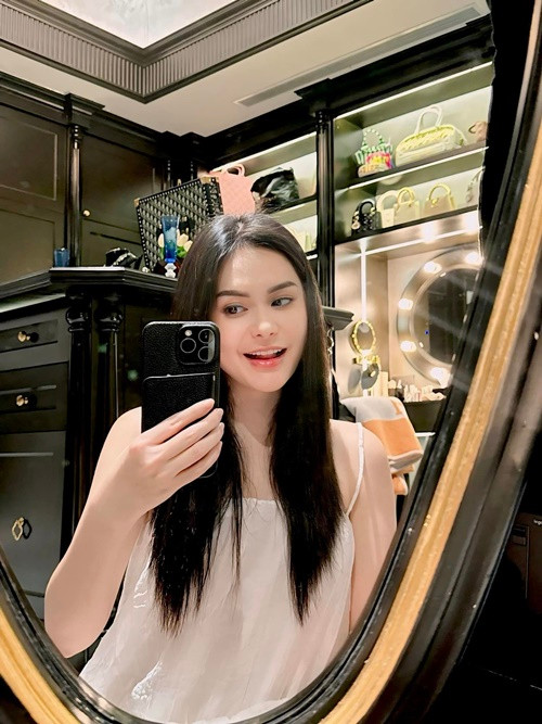 Vợ chồng Đoàn Di Băng có khối bất động sản “khủng” như căn biệt thự 300m2, trị giá 22 tỷ, biệt thự 400 tỷ đang xây dựng. Ảnh: FB Đoàn Di Băng.