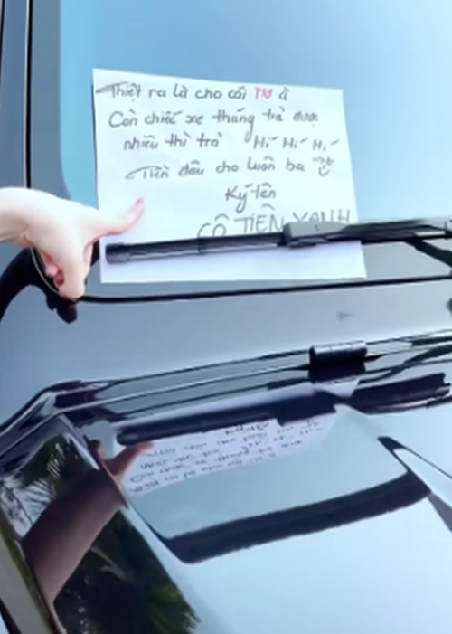 Để Thanh Thảo bất ngờ, vợ chồng Đoàn Di Băng dàn xếp kịch bản, liên tục trêu ghẹo, đùa giỡn em bằng những món quà giản dị khác. Đến khi xế hộp tiền tỷ xuất hiện, Đoàn Di Băng "lầy lội" chỉ cho em tờ giấy dán trên xe: "Thật ra là cho chiếc nơ thôi à, còn chiếc xe tháng trả được nhiêu thì trả. Tiền đâu cho luôn ba. Ký tên: Cô tiên xanh". Ảnh chụp clip.