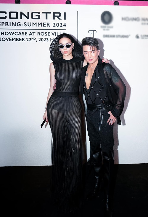 Bất kỳ mẫu trang phục nào cũng không thể làm khó Hà Hồ bởi vóc dáng cân đối, quyến rũ của cô.