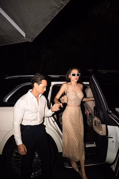 Nữ ca sĩ và Kim Lý hạnh phúc sau 4 năm đăng ký kết hôn.