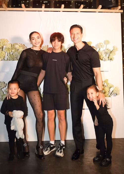 Gần đây, về lý do chưa làm đám cưới, Hồ Ngọc Hà chia sẻ trên Tiền Phong: "Bây giờ khổ lắm. Không làm thì không được mà làm cũng không xong. Mọi thứ đang tốt đẹp tự dưng làm đám cưới. Nhiều cặp đôi yêu nhau 5 năm, 10 năm tổ chức đám cưới xong thì chia tay, mỗi người một đường. Tôi rất sợ chuyện đó".