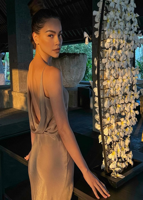 Vòng một căng đầy, eo thon gọn, vòng ba cong vút đôi chân dài miên man là những lợi thế vóc dáng của Hồ Ngọc Hà.