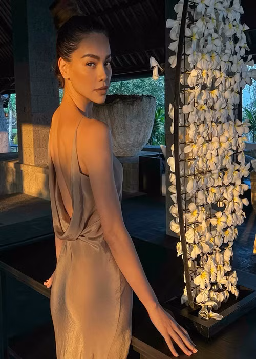 Vòng một căng đầy, eo thon gọn, vòng ba cong vút đôi chân dài miên man là những lợi thế vóc dáng của Hồ Ngọc Hà.