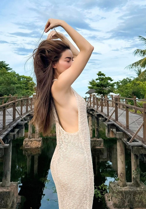 Nữ hoàng giải trí chuộng trang phục quyến rũ, trẻ trung ở đời thường.