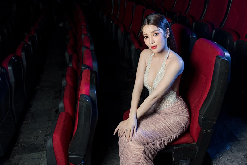 Bà xã Gin Tuấn Kiệt chuộng váy ngắn khoe đường cong 94-63-96 cm. Ảnh: FB Puka.