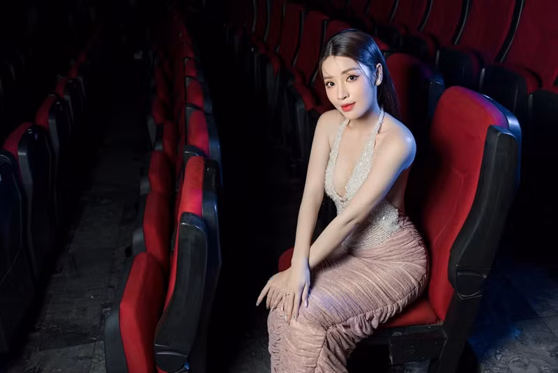 Bà xã Gin Tuấn Kiệt chuộng váy ngắn khoe đường cong 94-63-96 cm. Ảnh: FB Puka.