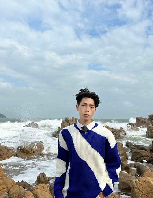 Đức Phúc cho hay, đầu tiên là đối tượng Hải (giả) đã nhắn tin trên ứng dụng cho nam ca sĩ nói sắp từ Australia về Việt Nam và ngỏ ý mua hộ đồ xách về. Kẻ mạo danh sau đó tạo một nhóm chat, thêm vào đối tượng giả danh Erik. Ảnh: FB Đức Phúc.