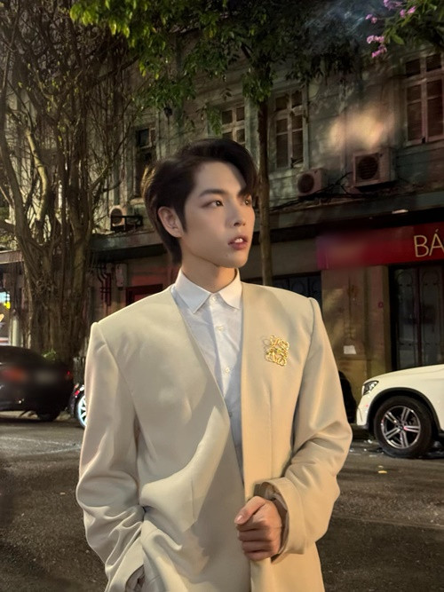 Đối tượng Hải (giả) đề cập chuyện nhờ tài khoản có tên Erik chuyển tiền vé máy bay cho đại lý ở Việt Nam. Sau đó, người giả mạo Erik nói đang hết tiền nên nhờ Đức Phúc chuyển hộ. Đức Phúc đồng ý. Sau khi chuyển xong, nói chuyện với Erik thì Đức Phúc mới phát hiện ra mình đã bị lừa. Ảnh: FB Đức Phúc.