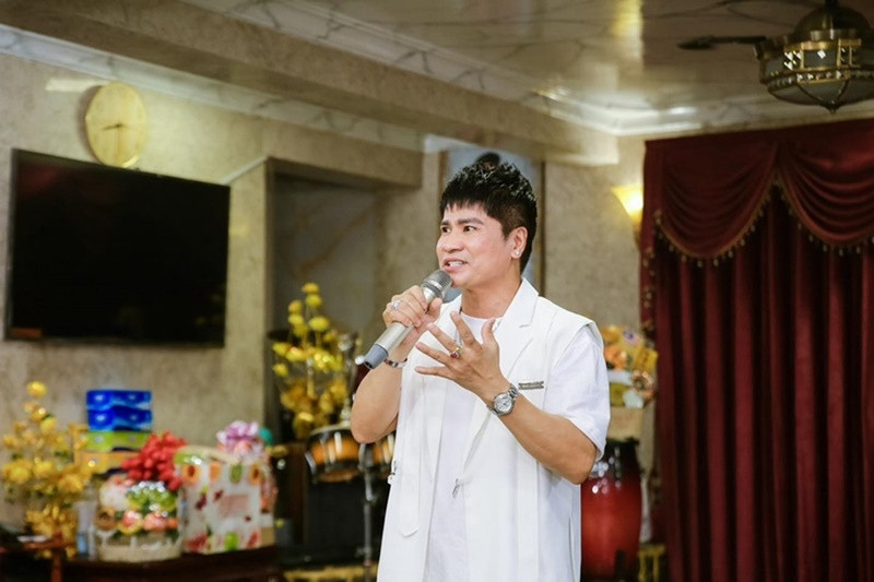 Do bận rộn với công việc, Lương Gia Huy đưa điện thoại cho trợ lý để giúp mình hoàn thành nốt thủ tục. Trợ lý Lương Gia Huy mất cảnh giác nên bọn lừa đảo liên tục rút tiền từ thẻ của vợ chồng Lương Gia Huy. Ảnh: FB Lương Gia Huy.