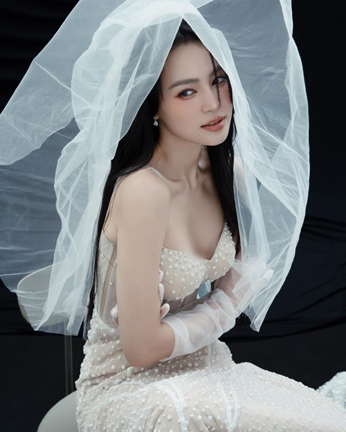 Lan Ngọc khoe vẻ gợi cảm trong chiếc váy cưới cúp ngực. Ảnh: FB Ninh Dương Lan Ngọc.