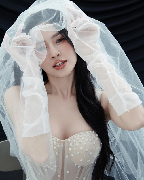 "Chưa lấy chồng đã mặc váy cưới", nữ diễn viên đẹp hút hồn người đối diện. Ảnh: FB Ninh Dương Lan Ngọc.