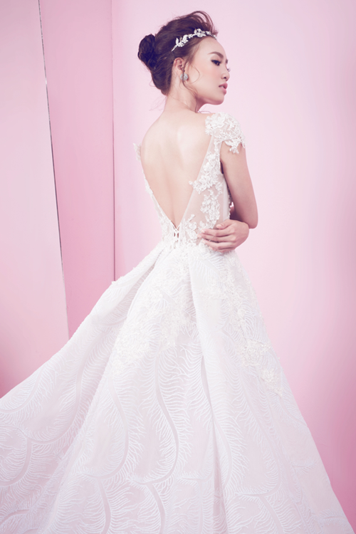 Lan Ngọc khoe lưng trần khi hoá cô dâu năm 2016. Ảnh: Gia Đình Xã Hội.