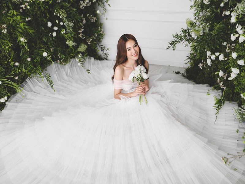 Hình ảnh Lan Ngọc kiêu sa, dịu dàng, quyến rũ trong chiếc váy cưới trắng tinh khôi trễ vai năm 2020. Ảnh: Saostar.