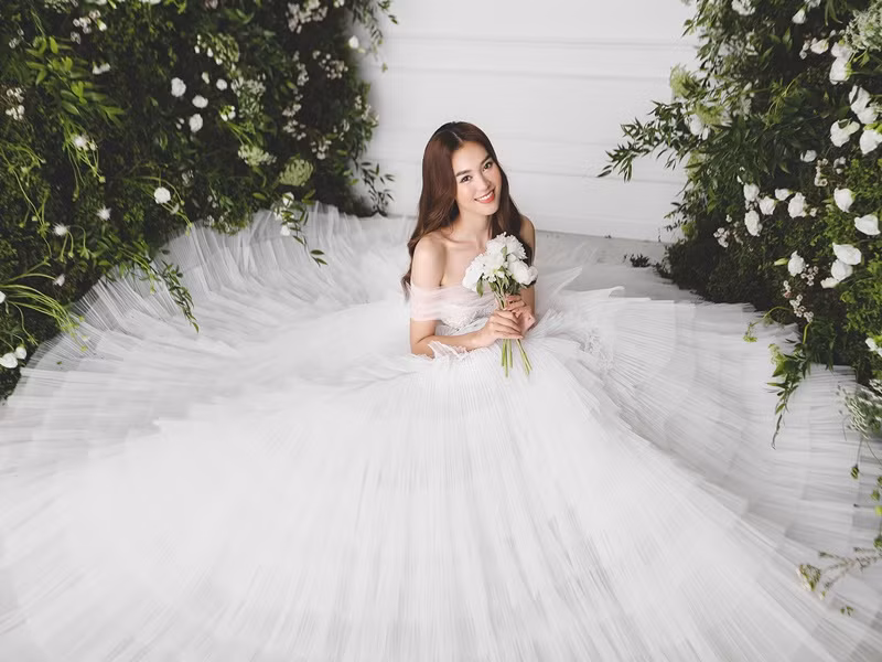 Hình ảnh Lan Ngọc kiêu sa, dịu dàng, quyến rũ trong chiếc váy cưới trắng tinh khôi trễ vai năm 2020. Ảnh: Saostar.
