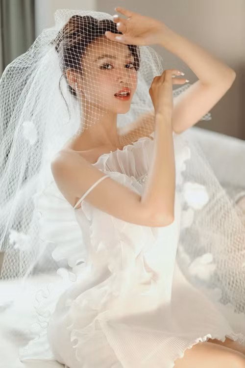 Trong chương trình Chị em chúng mình, Lan Ngọc chia sẻ: "Bố mẹ nói tôi làm gì thì làm, gia đình vẫn là quan trọng nhất. Hạnh phúc của người con gái chỉ có bao nhiêu đó thôi. Bố mẹ bảo tôi cứ ráng kiếm tiền, đến một mức độ nào đó là được rồi. Cứ lấy chồng đi, đó là điều ba mẹ mong nhất". Ảnh: FB Ninh Dương Lan Ngọc.