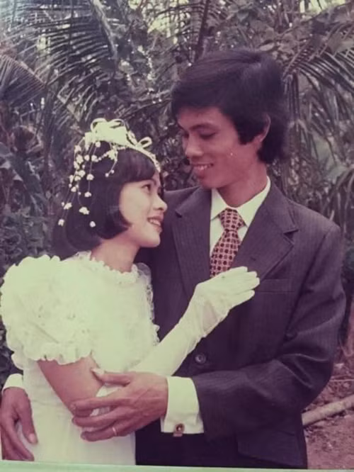 "Đám cưới trên đường quê 33 năm về trước. 22/12/1988 - 22/12/2021. Chúc mừng cô dâu chú rể trong hình có được hai đứa con thiệt xinh đẹp, thiệt ngoan ngoãn", Vân Trang viết trên trang cá nhân. Ảnh: Thương Hiệu Pháp Luật.