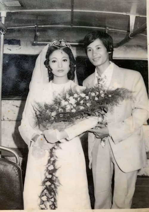 “Giống bố hay giống mẹ đây? Nhưng cái mặt lạnh lùng không cười kia hoá ra là thừa hưởng từ mẹ”, Huyền Baby viết. Ảnh: Saostar.