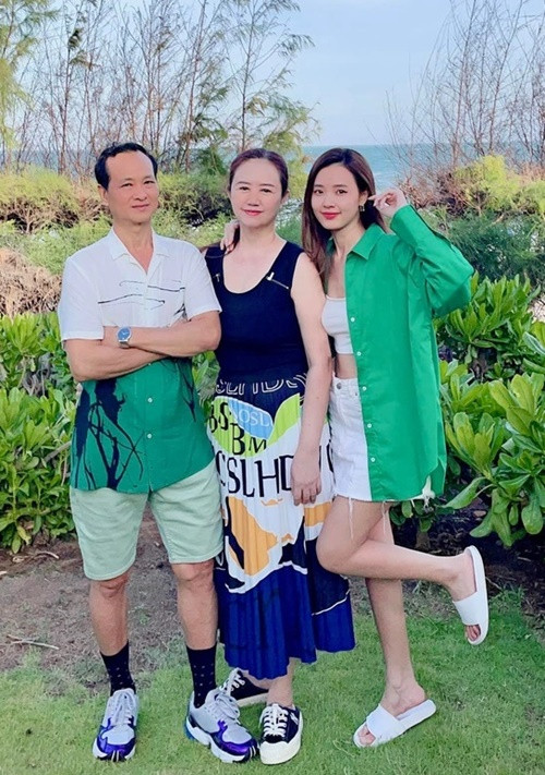 Bố mẹ Midu hiện tại có cuộc sống thảnh thơi. Ảnh: FB Midu.
