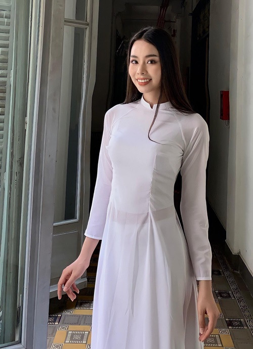 Á hậu 4 Miss Grand Vietnam 2024 Phạm Thị Ánh Vương chia sẻ trên Vietnamnet, bố mẹ cô là nông dân và buôn bán nhỏ lẻ, có 5 người con. Gia đình Ánh Vương từng phải bán hết mọi thứ để cứu chữa cho chị cả bị bệnh tim bẩm sinh. Ảnh: FB Ánh Vương.